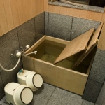 Ofuro_at_Tamahan_ryokan,_Kyoto